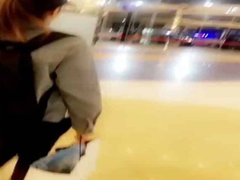 اضغط لمشاهدة الفيديو: فتاة سعودية تثير ضجة بعد خروجها للتسوق بدون عباءة